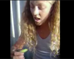 青虫を食べる金髪女性