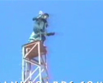 鉄塔の上から男が自殺をする瞬間を捕らえた映像