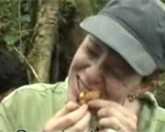 巨大芋虫をおいしそうに食べる海外の女性