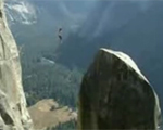 安全器具一切無しで地上から数百メートル上空で峡谷を渡りきる男