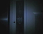 ポルターガイスト現象で夜中に勝手に棚の扉が開く瞬間を撮影