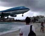 人の頭上ぎりぎりをセント・マーチン島の飛行機が着陸する映像